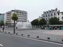 Tarbes, Brunnen Fontaine Droits de Enfant und Geb�ude am Place de Verdun (01.10.2017)