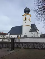 Truchtlaching, Kirche St. Johann Baptist, sp�tgotisch erbaut im 15. Jahrhundert (26.02.2017)