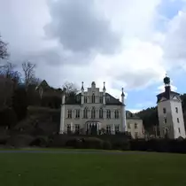 SCHLOSS MIT BURGRUINE SAYN IN BENDORF/KOBLENZ
Die Burgruine der 800 Jahre alten Stammburg der F�rsten zu SAYN-WITTGENSTEIN erhebt sich auf einem
Felsr�cken �ber SCHLOSS SAYN,im neugotischen Stil von F�rst Ludwig zu
SAYN-WITTGENSTEIN-SAYN ausgebaut und erweitert...von oben hat man wunderbare Ausblicke �ber
die RHEIN-Ebene.....am 29.3.2018