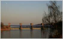 Blick auf das Ruhrwehr in Duisburg-Meiderich aus Richtung Karl-Lehr-Br�cke.