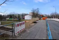 Br�ckensanierung in der Zscherbener Stra�e in Halle (Saale): Hier werden Gehweg erneuert und das Gel�nder entfernt. Im Hintergrund befindet sich das Bethaus, ein ehemaliger Schafstall. [24.2.2018 | 10:41 Uhr]