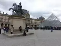 Paris, Denkmal f�r Louis XIV und Pyramide du Louvre (30.03.2018)