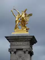 Paris, goldene Figuren an der Pont de la Concorde (30.03.2018)