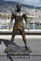 FUNCHAL (Concelho de Funchal), 02.02.2018, ... und auf dem nach ihm benannten Platz und vor dem nach ihm benannten Museum selbstverst�ndlich ein Denkmal f�r den  melhor jogador 
