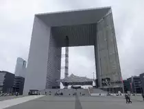 Paris, die Grande Arche ist ein modernes Bauwerk in Gestalt eines tesseraktf�rmigen Triumphbogens im Hochhausviertel La D�fense in der Stadt Puteaux (01.04.2018)
