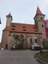 B�chenbach, Evangelisch-lutherische Pfarrkirche Sankt Willibald, Sandsteinquaderbau mit Steilsatteldach, Chorturm mit Spitzhelm und Westfassade mit Aufzugsturm mit Walmd�chlein und zwei polygonalen Treppent�rmchen mit Kegeld�chern, Langhaus von 1608 (05.03.2017)