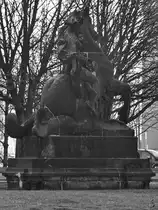 Die Skulptur  Ruhige Elbe  am Ende der Carolabr�cke in Dresden-Altstadt. (April 2018)