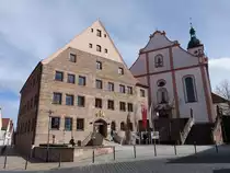 Hilpoltstein, ehemalige Herzogliche Residenz, jetzt Amtsgericht und Finanzamt, giebelst�ndiger Sandsteinquaderbau mit Satteldach und seitlichem zweigeschossigem Trakt mit Verbindungsbau zur Kirche, erbaut 1619 (05.03.2017)