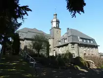 LANGENHAHN/WESTERWALD-KATH. PFARRKIRCHE  HERZ JESU 
Kommt man auf der B255 aus Richtung SIEGEN/RENNEROD in Richtung MONTABAUR,f�hrt man direkt an
diesem wundersch�nen und beeindruckenden Kirchenbau vorbei,der fast wie eine kleine Burganlage wirkt...
1922-24 aus heimischem Basalt im neobarocken Stil errichtet mit direkt angebautem Pfarrhaus
wirkt das Gotteshaus wie eine Manifestation von unersch�tterlichem Westerw�lder Glauben,
hier am 20.4.2018....