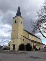 P�lling, Pfarrkirche St. Martin, Dreischiffige Basilika mit eingezogenem, dreiseitigem Chor und westlichem Fassadenturm, erbaut von 1934 bis 1936 nach Pl�nen von Friedrich Haindl (05.03.2017)