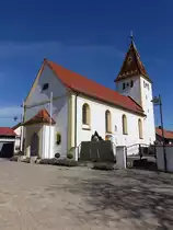 Zell, Katholische Pfarrkirche Mari� Himmelfahrt, Saalbau mit Chorturm, Vorzeichen, Spitzhelm und Satteldach, fr�hgotisch, um 1750 durchgreifend umgestaltet (12.03.2017)