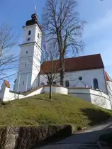 Lengdorf, Katholische Pfarrkirche St. Petrus am Kirchenplatz, sp�tgotisches Langhaus mit s�dlichem Seitenschiff und wenig eingezogenem Polygonalchor, erbaut um 1500. Barockisierung 1760/61, Verl�ngerung des Kirchenschiffs und Neubau des Chorflankenturms von 1920 bis 1921 (25.03.2017)