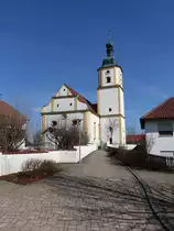 Waltersberg, Pfarrkirche St. Leonhard, erbaut von 1758 bis 1759, der Chor besteht aus einem Joch und einem dreiseitigen Schluss. Der Turm mit Sakristei befindet sich s�dlich vom Chor (26.03.2017)