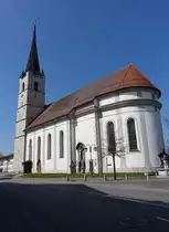 Halfing, kath. Pfarr- und Wallfahrtskirche Mari� Himmelfahrt, Saalbau mit wenig eingezogenem, halbrund schlie�endem Chor und S�dwestturm mit Spitzhelm, Turm und Langhausmauern 15. Jahrhundert, barocker Ausbau ab 1727 von Thomas Mayr (02.04.2017)