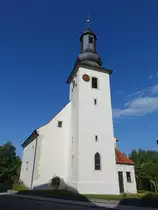 Bretzfeld, Die gotische Ev. Kirche in Bretzfeld geht auf ein 1357 erstmals erw�hntes Bauwerk zur�ck, das 1723 unter Beibehaltung des �lteren Turmuntergeschosses neu erbaut wurde. Der von einem Kreuzgew�lbe �berspannte Chor der einschiffigen Kirche befindet sich im Untergeschoss des Ostturmes (29.04.2018)