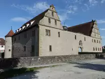 Stein am Kocher, das Schloss Presteneck ist ein renaissancezeitliches, 1579 bis 1583 erbautes dreifl�geliges Wasserschloss mit prunkvollem Gemmingenschem Wappen �ber dem Haupttor, historischem Torhaus und Wirtschaftsgeb�ude von 1579 (29.04.2018)