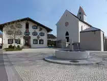 Hochst�tt, St. Vitus Kirche und Pfarrhaus an der Innstra�e, die Kirche ist ein sp�tgotischer Saalbau mit leicht eingezogenem Chor und n�rdlichem Sattelturm, 2. H�lfte 15. Jahrhundert, Regotisierung nach 1850 (02.04.2017)