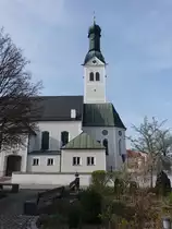 Rimsting, Pfarrkirche St. Nikolaus, Saalbau mit Satteldach, stark eingezogenem Chor und Nordturm mit welscher Haube, Chor und Turm 1472, Turmoberbau nach Plan von Christian Raab durch Wolfgang Seimbl 1715, barocke Chorumgestaltung durch Johann Schreck 1783, Umgestaltung des Langhauses durch Friedrich Haindl von 1937 bis 1938 (02.04.2017)