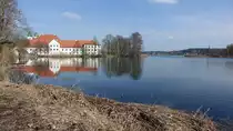 Kloster Seeon. Das Ensemble umfasst das auf einer Insel gelegene ehemalige Benediktinerkloster Seeon mit seinen Geb�uden, die benachbarten Kirchen St. Walburg und St. Maria, den Bereich Weinberg am n�rdlichen Seeufer sowie einen Teil der angrenzenden Kulturlandschaft (02.04.2017) 