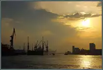 Abendd�mmerung an der Norderelbe in Hamburg. (10.04.2018)