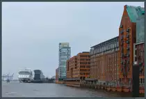 Aufgrund der Lage direkt an der Elbe wurden zahlreiche Speichergeb�ude in Hamburg zu Wohngeb�uden umgebaut, so auch der Elbspeicher, der sich unweit des im Hintergrund sichbaren Kreuzfahrtterminals befindet. In der Mitte ist der 2011 err�chtete Kristall-Tower Holzhafen zu sehen. (Hamburg, 11.04.2018)