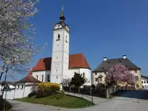 Vogtareuth, kath. Pfarrkirche St. Emmeram, Saalbau mit Satteldach und s�dlichem Kuppelturm, sp�tgotisch, 2. Viertel 15. Jahrhundert erbaut, 1720 barockisiert, 1738 Vorhalle, 1923 durch Anbau erweitert (02.04.2017)