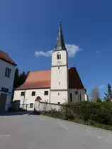 Eggstetten, katholische Pfarrkirche Hl. Kreuzauffindung, einschiffiger sp�tgotischer Bau mit kaum eingezogenem Chor und s�dseitigem Turm, erbaut 1488 (09.04.2017) 