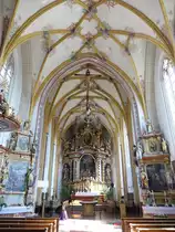 Erlach, Innenraum der Maria Himmelfahrt Kirche, Netzrippengew�lbe und ein gro�es Chorfresko Christi Geburt aus der zweiten H�lfte des 16. Jahrhunderts, Hochaltar von 1676 mit Altarbild Anbetung der K�nige von Tobias Schinnagl (09.04.2017)
