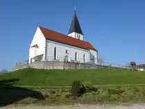 Geratskirchen, Pfarrkirche St. Martin, einschiffiger und geschl�mmter Backsteinbau, mit leicht eingezogenem Chor und nordseitigem Turm, sp�tgotisch erbaut bis 1472, Langhauserweiterung 1880 (09.04.2017)