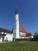 Kirchdorf am Inn, Pfarrkirche Maria Himmelfahrt, einschiffiger sp�tgotischer Tuffsteinquaderbau mit s�dlich aus der Achse ger�cktem Westturm, erbaut um 1500, von 1972 bis 1973 nach S�den erweitert (09.04.2017)