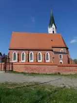Noppling, Filialkirche St. Johannes der T�ufer, einschiffiger sp�tgotischer Backsteinbau des sp�ten 15. Jahrhunderts, Turmunterbau um 1300, Sakristeianbau von 1895, 1908 Kirche nach Westen verl�ngert (09.04.2017)