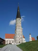 Schildthurn, Wallfahrtskirche St. �gidius, im Kern einschiffiger sp�tgotischer Bau mit kaum eingezogenem Chor, erbaut um 1475, Barockisierung um 1730, 78m hoher Turm aus Tuffquadern, wohl erst 1531 vollendet (09.04.2017)
