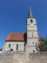 Seibersdorf, Kirche St. Jakobus, einschiffiger sp�tgotischer Tuffsteinquaderbau mit Turm s�dlich des Chors, erbaut von 1470 bis 1480, Turm 1646 erneuert (09.04.2017)