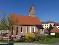 Walburgskirchen, Dde sp�tgotische Pfarrkirche St. Walburga entstand um 1500, der Turm stammt aus dem 13./14. Jahrhundert. 1882 wurde die Kirche vergr��ert (09.04.2017)