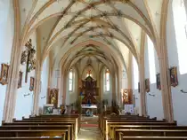 Walburgskirchen, Innenraum der Pfarrkirche St. Walburga, der Backsteinbau hat ein Parallelrippengew�lbe und ist modern ausgestattet (09.04.2017) 