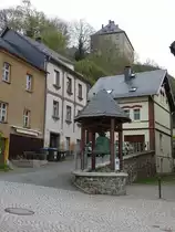Hirschberg (Saale), Glockenstuhl an der Gerberstra�e mit Aussicht auf das Schloss (14.04.2017)