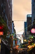 Dublin Temple Bar Area - Essex Street in der Abendd�mmerung. Aufnahme: 11. Mai 2018.