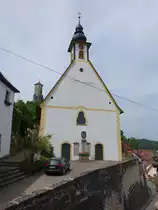 Waischenfeld, Pfarrkirche St. Johannes, Aus einer Burgkapelle hervorgegangener Saalbau mit eingezogenem 5/8-Chorschluss, dort Strebepfeiler mit Architekturplastik, Walmdach und Dachreiter, 1550 vom Wiener Weihbischof Friedrich Grau (Nausea) begonnen, das Langhaus 1552–1554 vereinfacht zu Ende gef�hrt, 1585 geweiht (19.05.2018)