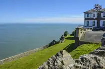 Haus und Steinz�une am Balscadden Road in der Kleinstadt Howth �stlich von Dublin. Aufnahme: 12. Mai 2018.