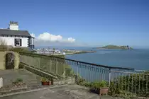 Blick vom Balscadden Road in der Kleinstadt Howth �stlich von Dublin. Im Hintergrund ist die Insel Ireland's Eye zu sehen. Aufnahme: 11. Mai 2018.