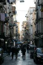 In den Gassen von Napoli bl�ht der Schwarzmarkt. Alles was einen schlechten Namen hat, trifft sich hier. Mindestens 20.000 Jahre Knast sind hier am Start.