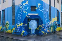 Farbige hausfaasade an der Ecke Fleet Street/Bedford Row im Dubliner Temple Bar-Bezirk. Aufnahme: 11. Mai 2018.