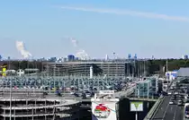 Aufnahme vom Flughafen K�ln/Bonn �ber die Parkh�user zur Skyline von K�ln, mit qualmenden RWE-Kohlekraftwerken, dem Fernsehturm und dem K�lner Dom. 25.02.2018