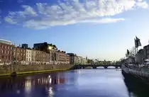 Blick auf den Fluss Liffey in Dublin. Besondere Bekanntheit erlangte der Fluss durch den irischen Folksong �The Ferryman� aus der Feder des Dubliner Musikers Pete St. John. In dem Lied erz�hlt ein jetzt arbeitsloser F�hrmann von seinem Umgang mit den wirtschaftlichen Ver�nderungen in Irland.
Aufnahme: 12. Mai 2018.