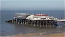 Cromer. Im hinteren Teil des Cromer Pier befindet sich das Pavilion Theatre und die neue RNLI Lifeboat Station mit der Rampe f�r das Rettungsboot. 05.05.2018