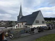 Windheim, Pfarrkirche St. Nikolaus. Eingezogener Chor und Langhaus im Kern sp�tmittelalterlich, Chorgew�lbe 1611–13, Umbauten an Langhaus mit Satteldach und spitzbehelmtem Chorturm 1705–09 (14.04.2017)
