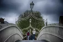 Die Ha’penny Bridge (oder Half Penny Bridge, offiziell Liffey Bridge) ist eine der meistfotografierten Sehensw�rdigkeiten Dublins und gilt vielfach als das Wahrzeichen der Stadt. Ihren volkst�mlichen Namen (�Ha’penny Bridge�) erhielt sie aufgrund der fr�her zu entrichtenden Fu�g�ngermaut; die offizielle, aber im Alltag kaum verwendete Bezeichnung lautet Liffey Bridge. 
Aufnahme: 11. Mai 2018.