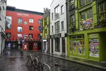 Im Temple Bar-Bezirk von Dublin. Im Gegensatz zu den umgebenden Stadtvierteln hat Temple Bar sich seine fr�hneuzeitlichen Stra�enz�ge mit vielen engen kopfsteingepflasterten Gassen erhalten. Temple Bar ist Dublins Kulturviertel - vor allem f�r Touristen - mit einem munteren Nachtleben.
Aufnhame: 10. Mai 2018.