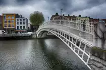 Ha'Penny Bridge (oder Half Penny Bridge, offiziell Liffey Bridge) ist eine Fu�g�ngerbr�cke aus dem Jahr 1816, die im Zentrum der irischen Hauptstadt Dublin den Fluss Liffey �berspannt und dabei den Stadtteil Temple Bar mit dem Bachelor´s Walk verbindet. 
Aufnahme:  1. Mai 2018.