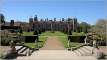 Blickling. Blick vom formalen Garten auf Blickling Hall. Daneben gibt es noch einen Landschaftspark mit See. 05.05.2018